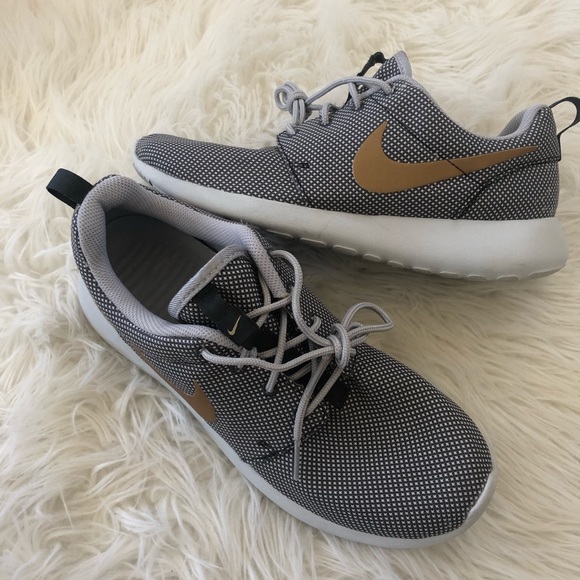 ✔️ GUC✔️ NIKE grey/gold Roshe One ~ size 8.5 - Picture 2 of 8